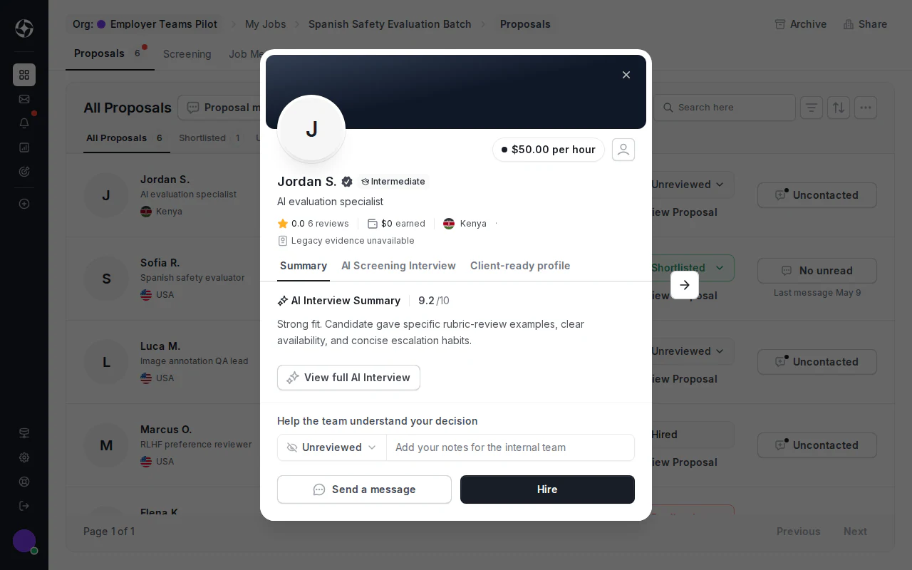 Modal de detalles de la propuesta para empleadores que muestra a Jordan S., la puntuación de la entrevista, el resumen de la entrevista de IA, el estado de revisión interna, el campo de notas, Send a message (Enviar un mensaje) y la acción Hire (Contratar).