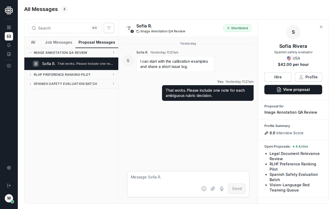 OpenTrain AI Nachrichtenverlauf für einen Vorschlag. Die linke Seitenleiste zeigt den Tab Proposal Messages (Vorschlagsnachrichten) mit mehreren aufgelisteten Unterhaltungen. Der Hauptbereich zeigt einen offenen Verlauf mit Nachrichten vor der Einstellung zwischen einem Arbeitgeber und einem AI trainer sowie unten die Eingabeleiste mit Steuerelementen für Anhänge, Sprachnachrichten und Senden.