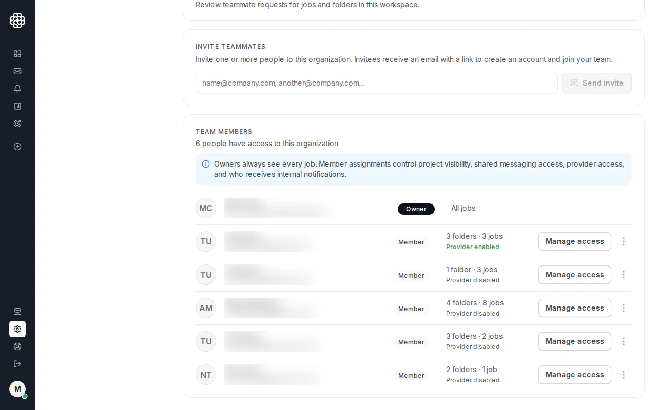 Lista Team members que muestra filas de propietario y compañero con rol y resumen de acceso.