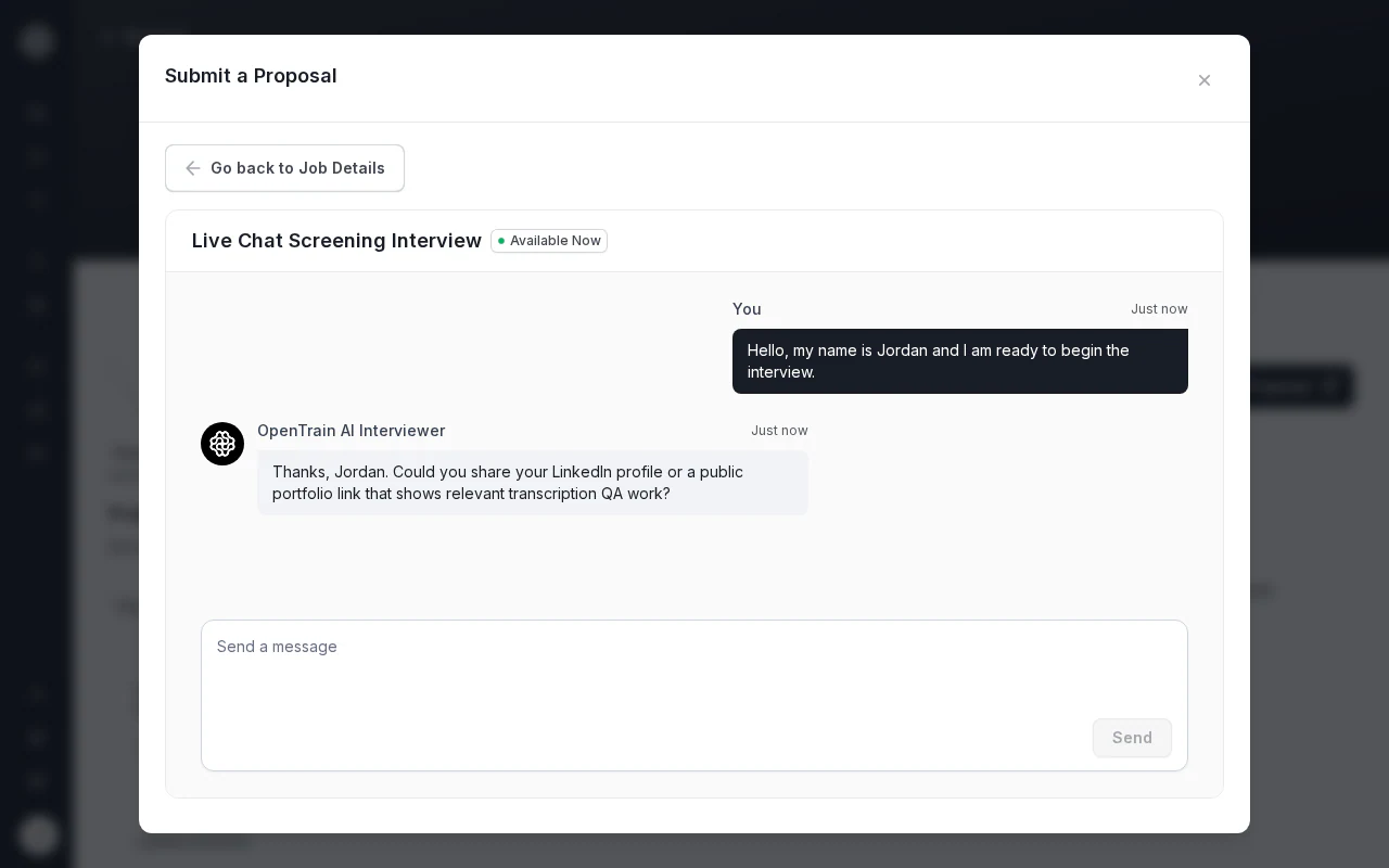 Das Modal „Submit a Proposal“ (Vorschlag einreichen) zeigt das Live Chat Screening Interview (Live-Chat-Vorprüfungsinterview) mit einem „Available Now“-Badge (Jetzt verfügbar). Der OpenTrain AI Interviewer bittet den AI trainer, ein LinkedIn-Profil oder einen für die Rolle relevanten öffentlichen Portfolio-Link zu teilen, während das Nachrichteneingabefeld unten leer und die Schaltfläche „Send“ (Senden) deaktiviert ist.
