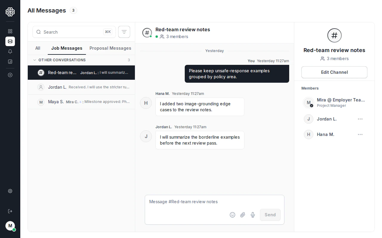 OpenTrain AI Posteingang mit ausgewähltem Tab Job Messages (Job-Nachrichten). Ein Job-Kanal für Notizen zur Red-Team-Überprüfung ist geöffnet, mit einem Raute-Symbol, drei Mitgliedern, Kanaleinstellungen, einem gemeinsamen Nachrichtenverlauf und einem Eingabefeld zum Senden von Nachrichten in den Kanal.
