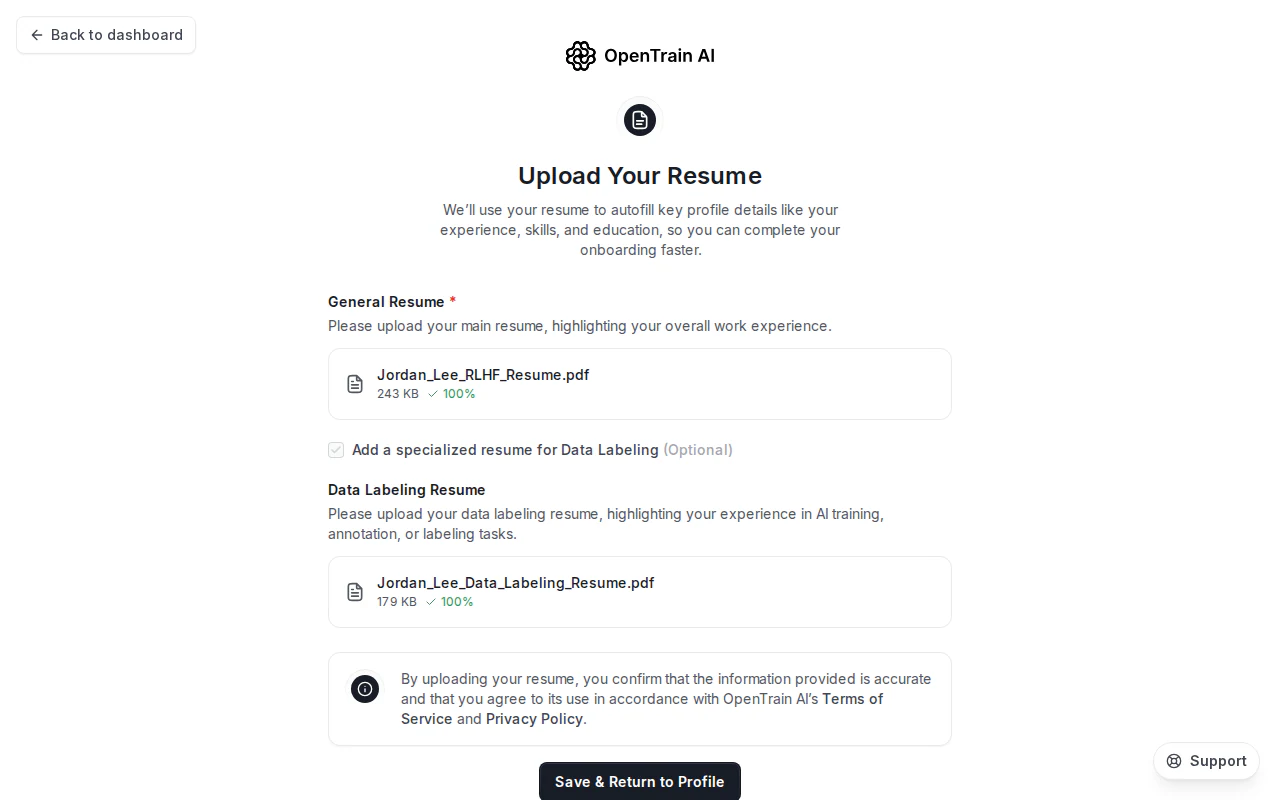 Der Assistentenschritt „Upload Your Resume“ (Lebenslauf hochladen) zeigt eine Karte „General Resume“ (Allgemeiner Lebenslauf) mit der Datei „Jordan_Lee_RLHF_Resume.pdf“ (243 KB) und einem grünen 100%-Verifizierungsabzeichen. Zudem gibt es eine aktivierte Option „Add a specialized resume for Data Labeling“ (Spezialisierten Lebenslauf für Datenannotation hinzufügen), die eine weitere Karte „Data Labeling Resume“ (Lebenslauf für Datenannotation) mit der Datei „Jordan_Lee_Data_Labeling_Resume.pdf“ (179 KB) einblendet.