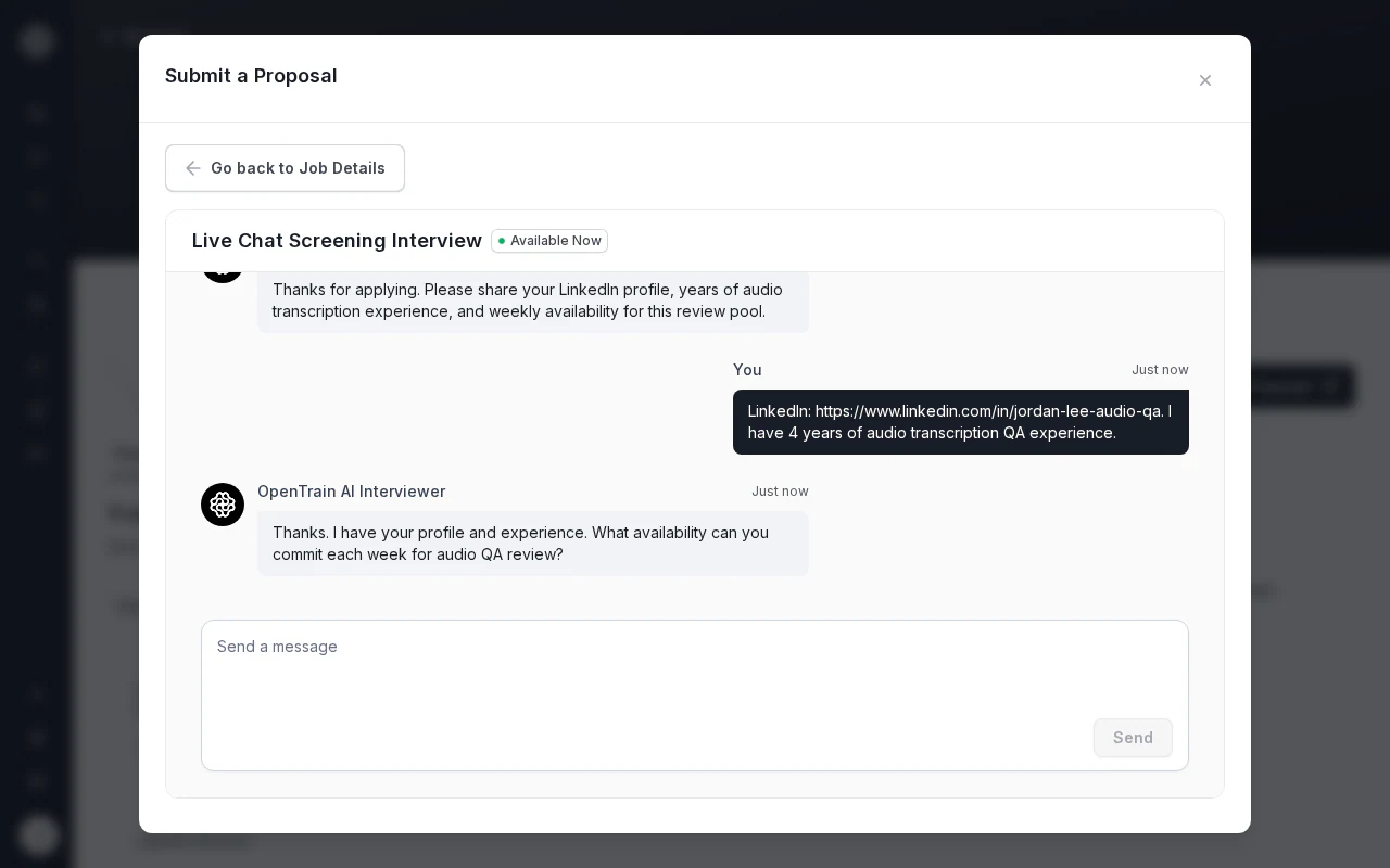 Das Modal „Submit a Proposal“ (Vorschlag einreichen) zeigt ein laufendes Live Chat Screening Interview (Live-Chat-Vorprüfungsinterview). Der AI trainer hat mit einem LinkedIn-Profil und vier Jahren Erfahrung in der Qualitätssicherung von Audiotranskriptionen geantwortet, und der OpenTrain AI Interviewer fragt, welche wöchentliche Verfügbarkeit der AI trainer für den Überprüfungspool zusagen kann.